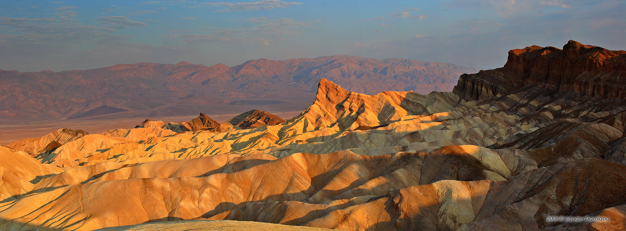 Panoramica dello  Zabriskie Point all'alba (clicca per ingrandire)