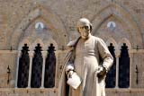 Statua in una piazza di Siena