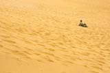 Seduto in mezzo al deserto
