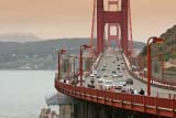 Le automobili circolano sul ponte rosso