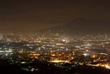 Luci nella notte ai piedi del Vesuvio