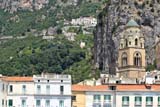 Spicca in alto il campanile del duomo di Amalfi