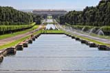 Visione della Reggia di Caserta e il lungo canalone d'acqua (HDR)