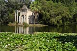 Ninfee ed un vecchio edificio all'interno del giardino all'inglese