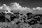 Il vecchio e il nuovo: scorcio degli Scavi di Pompei (b/n)