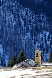 La neve si scioglie intorno alla chiesa di Usseaux