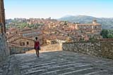 Scalinata delle mura etrusche verso il centro di Perugia (HDR)