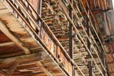 Particolare dei vecchi balconi in legno