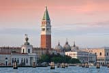Il campanile di San Marco al tramonto