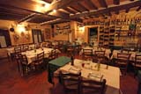 Tipico ristorante toscano con grande dispensa di vini