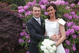 Giuliana e Marcello nel giardino del ristorante