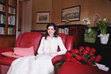 Tullia in salotto con le sue rose rosse