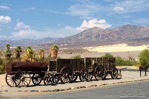 Vecchi carri all'ingresso del Furnace Creek Ranch